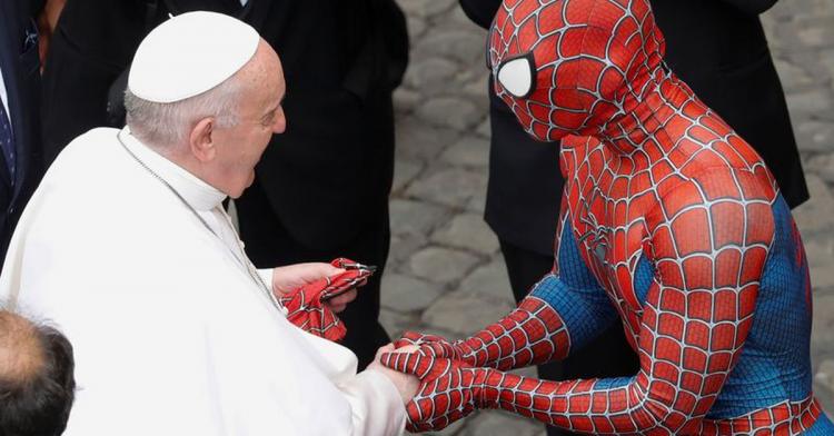 El 'Hombre araña' que hace sonreír a niños enfermos entregó su máscara al Papa