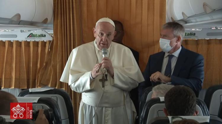 El Papa reiteró que el aborto es un homicidio y llamó a ser una Iglesia compasiva