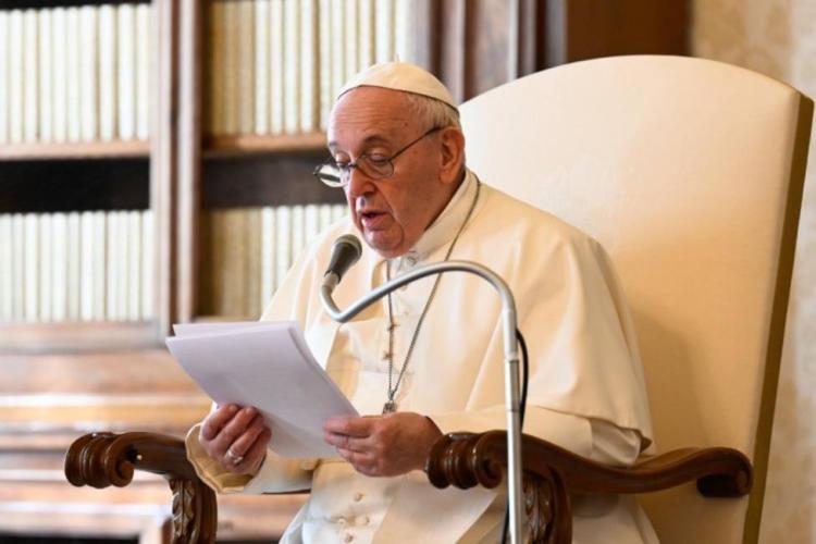 El Papa recuerda que los santos, desde el cielo, siguen "dándonos una mano"