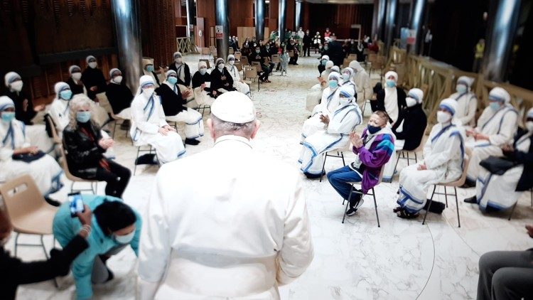 El Papa visita a personas vulnerables vacunadas en el Vaticano