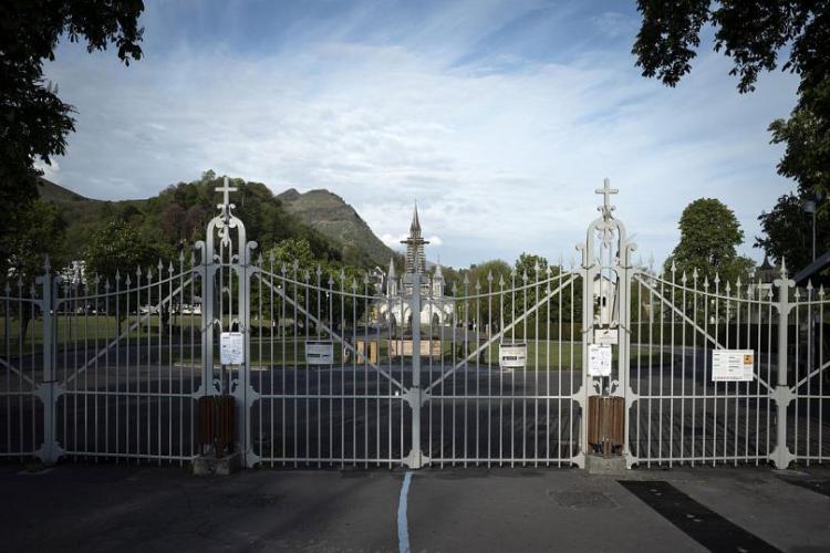 El Santuario de Lourdes vuelve a recibir peregrinos y la visita del presidente francés