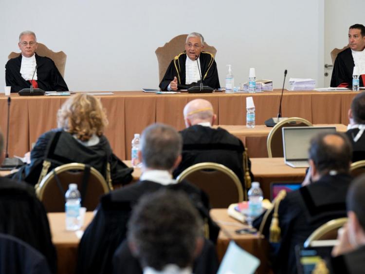 El Tribunal vaticano aplazó al 17 de noviembre el juicio contra el cardenal Becciu