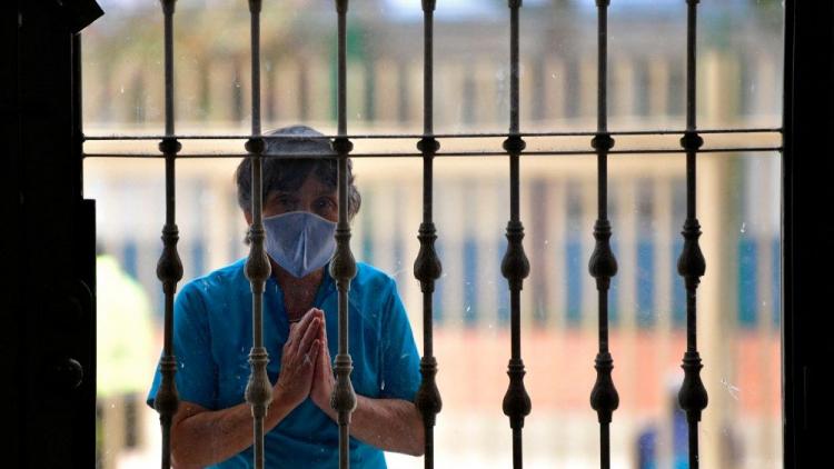 En carrera por conseguir oxígeno, se suspenden las misas presenciales en Perú