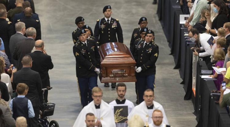 Capellán militar es enterrado con honores 70 años después de haber muerto