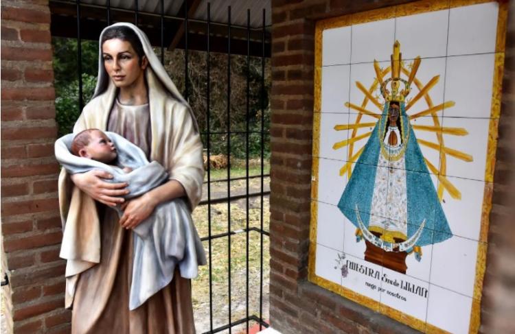 Entronizaron una imagen hiperrealista de la Virgen en una esquina de Mar del Plata