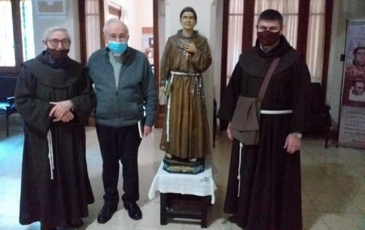 Franciscanos obsequian una estatua de Esquiú al arzobispo de Córdoba