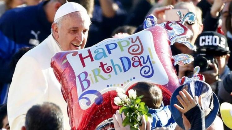 Francisco cumple 85 años y lo celebra con un grupo de refugiados