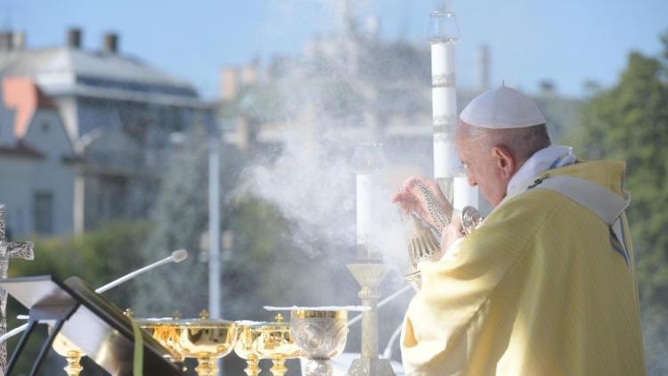 El Papa invitó a seguir a Jesús, "Pan partido para dar vida al mundo"