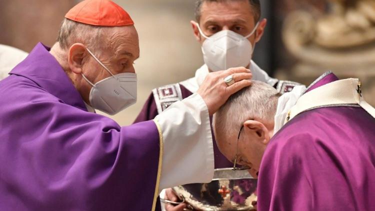 Francisco en el miércoles de Ceniza: Abajarnos para "besar las llagas abiertas" del Señor