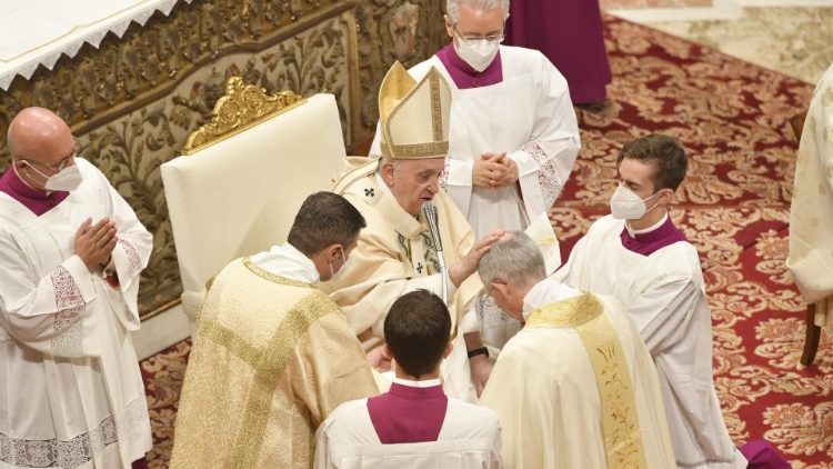 Francisco llamó a los nuevos obispos a poner en práctica "cuatro cercanías"