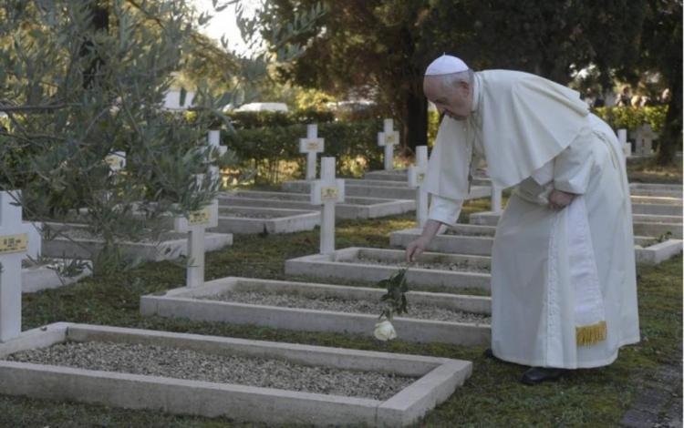 En el Cementerio Militar Francés de Roma, Francisco rezó por el fin de las guerras
