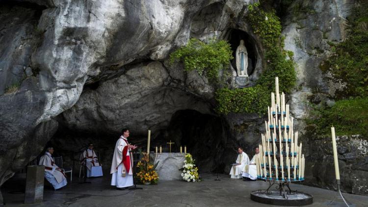 Francisco ruega a la Virgen de Lourdes por los que sufren en la pandemia