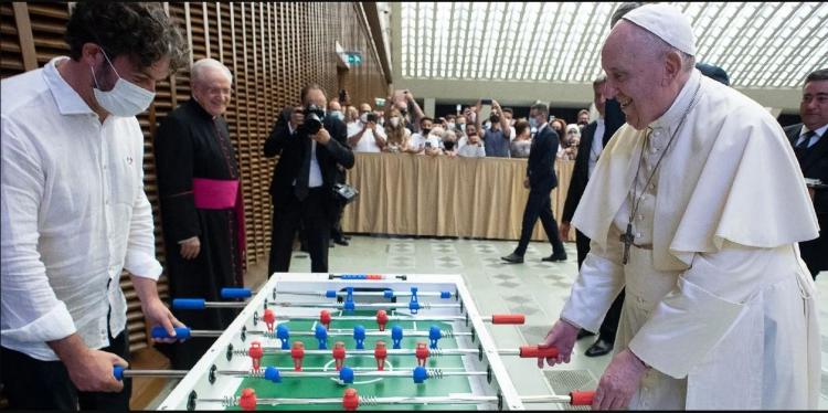 Fuera de programa el papa Francisco jugó al metegol durante la audiencia general
