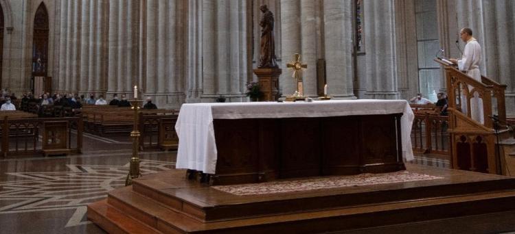 Hora Santa de adoración del arzobispo y el clero platense