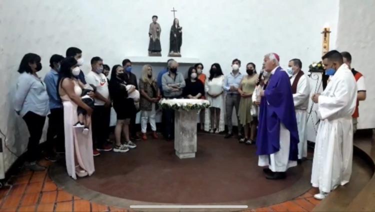 Inauguración de la nueva pila bautismal en una parroquia de Mataderos