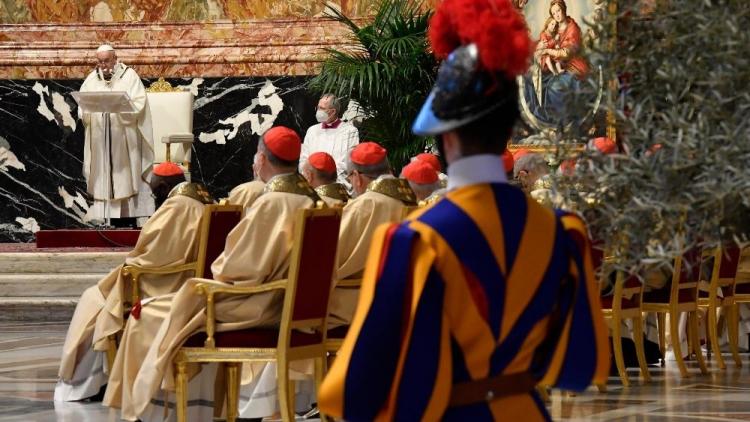 Jueves Santo: El Papa preside la Misa Crismal en la basílica vaticana