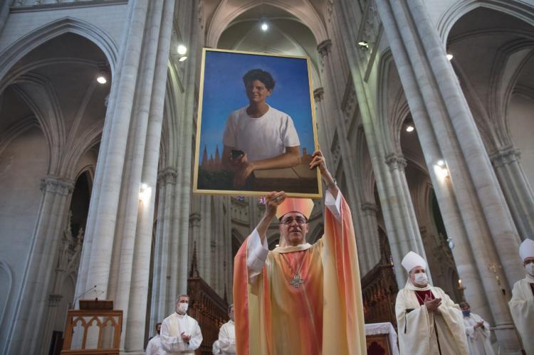 La catedral platense recibió la reliquia del corazón del beato Carlo Acutis