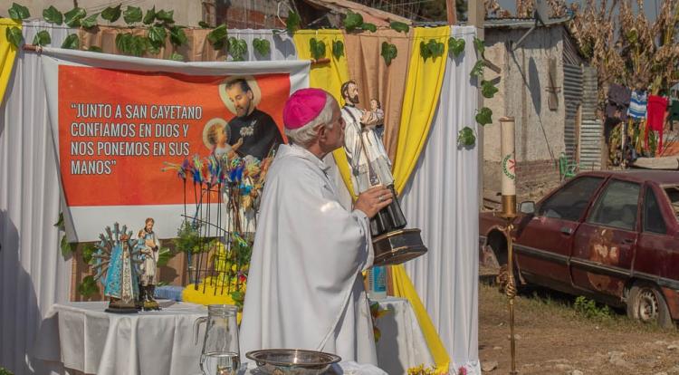 La comunidad de Laferrere recibe imagen de San Cayetano traída del santuario de Liniers