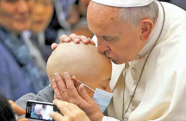 La enfermedad refleja "nuestra dependencia de Dios", dijo el Papa