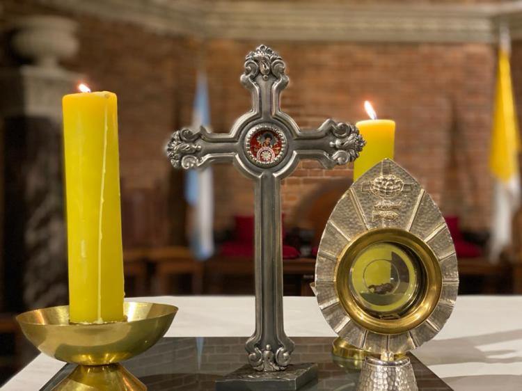 Una reliquia de Acutis llegó a la parroquia de Buenos Aires donde ocurrió el milagro eucarístico