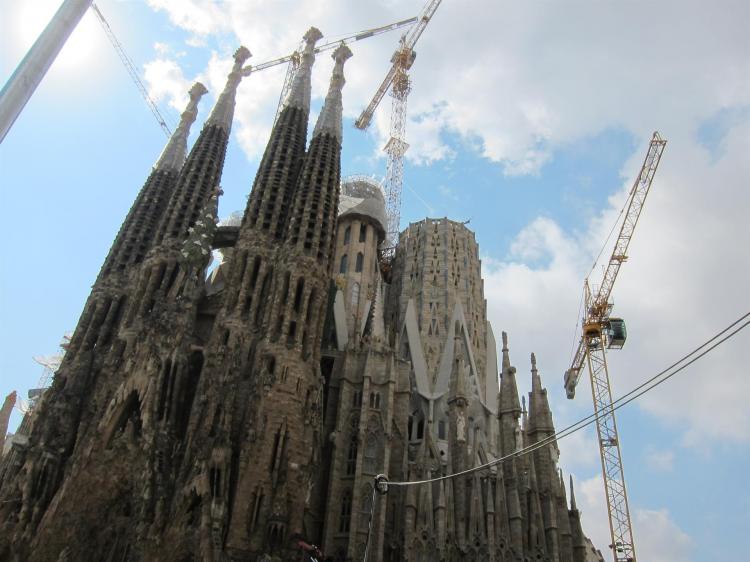 La Sagrada Familia de Barcelona reanuda su construcción, parada desde hace once meses
