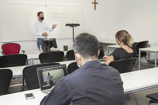 La UCA equipó 275 aulas para brindar clases virtuales y presenciales en simultáneo