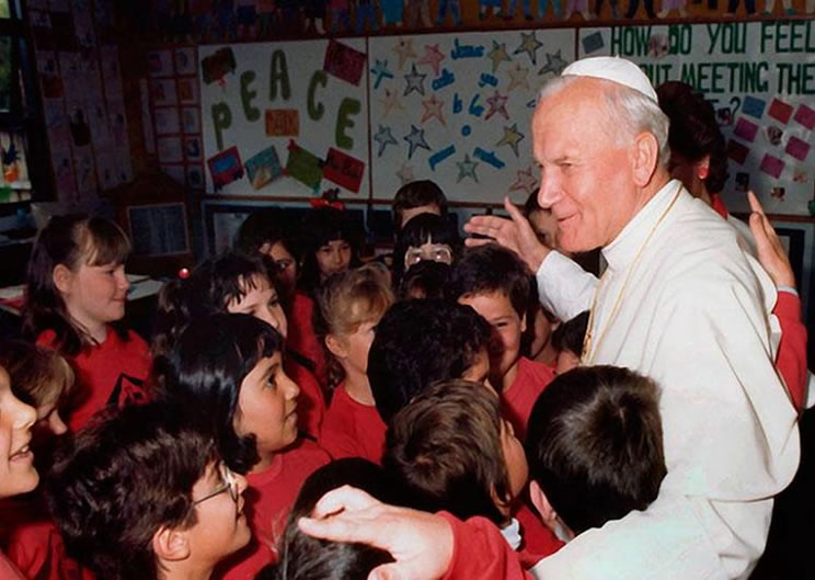 Los 100 años de Juan Pablo II explicados a los chicos que no lo conocieron