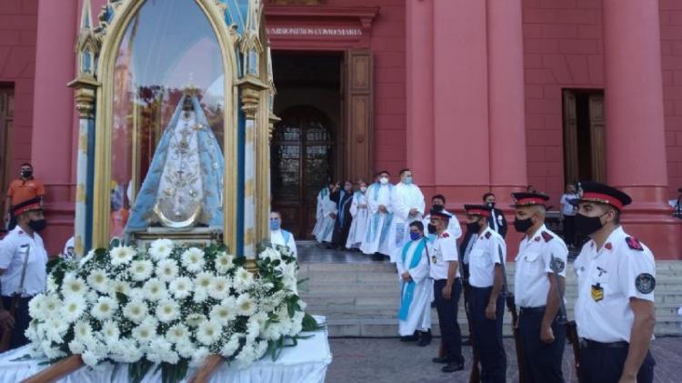 Miles de fieles viven la procesión solemne de la Virgen del Valle desde sus hogares