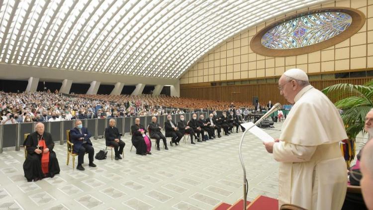 Mirar la realidad con los ojos de los pobres pidió el Papa a Cáritas