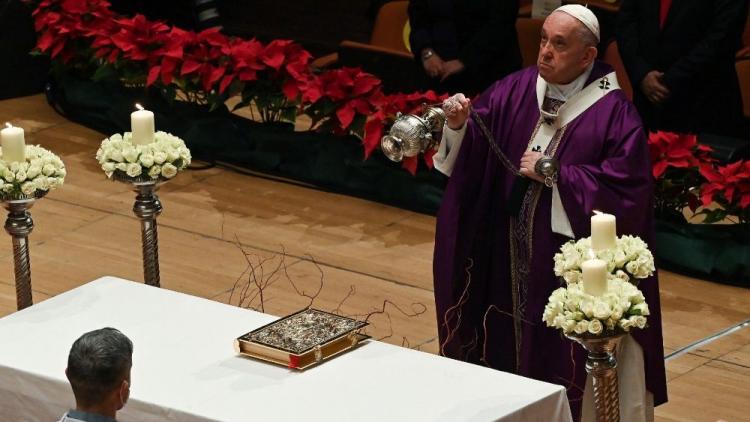 Misa del Papa en Atenas: "Dios nos libera en situaciones sin vía de escape"