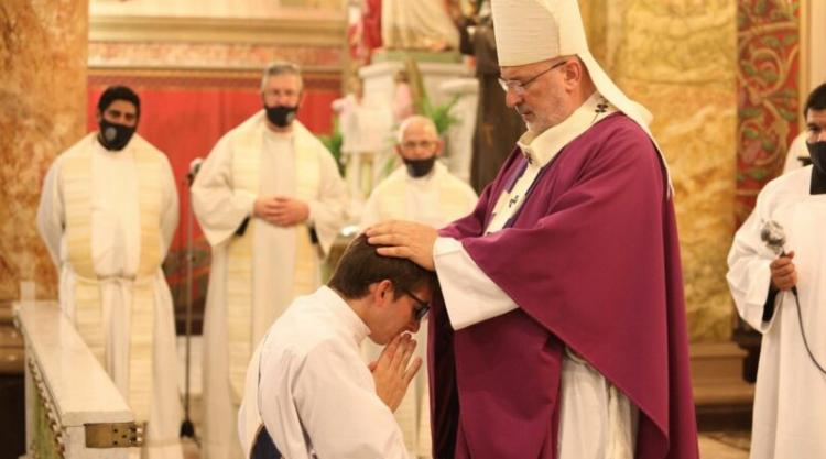 Mons. Azpiroz Costa ordenó un sacerdote escolapio