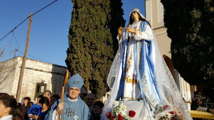 Mons. Buenanueva alentó a la comunidad a una "entrega confiada" a María