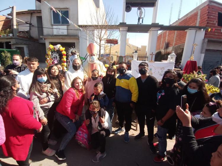 Mons. Fernández con la comunidad boliviana en la fiesta de la Virgen de Copacabana