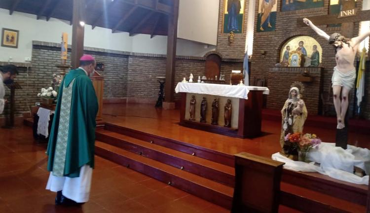 Mons. Fernández reza con la comunidad por la recuperación de un párroco