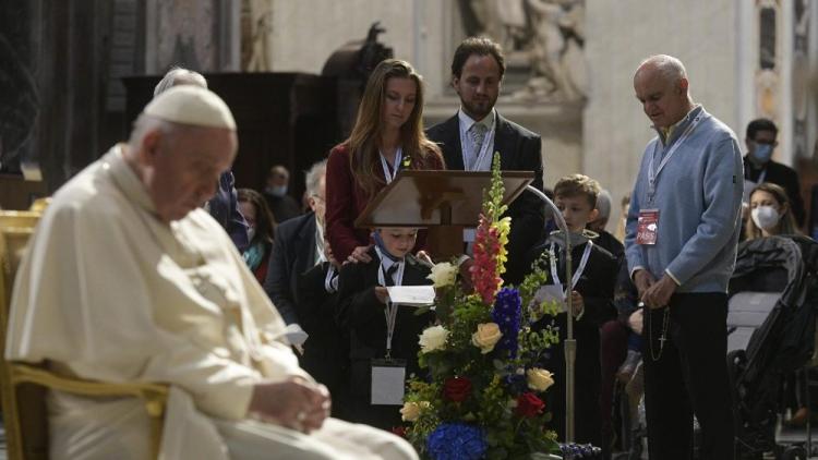 Mons. Fisichella: "Gracias al Papa, revive el Rosario en familia"
