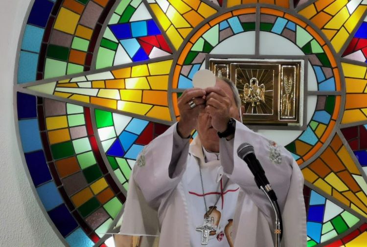 Mons. Lugones: El misterio de la Eucaristía es el misterio de la fe