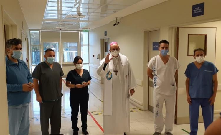 Mons. Lugones recorrió hospitales de Monte Grande y bendijo al personal sanitario