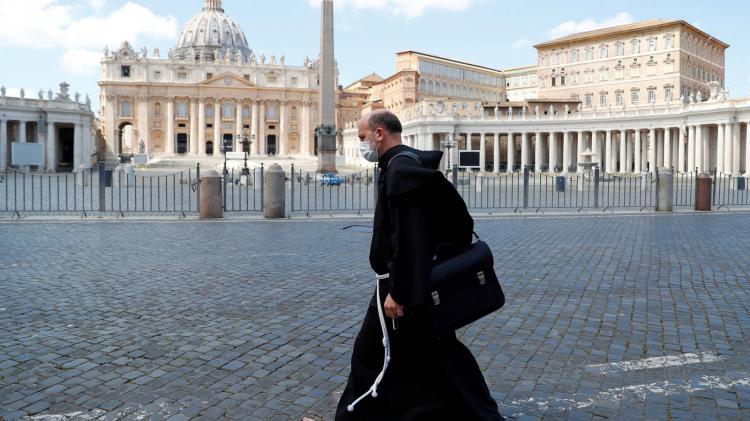 Motu proprio: Reducen sueldos de cardenales y superiores por crisis de Covid en el Vaticano