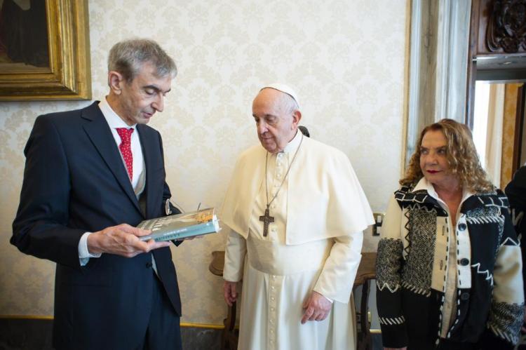 Nelson Castro llevó a Francisco edición italiana del libro sobre la salud de los papas