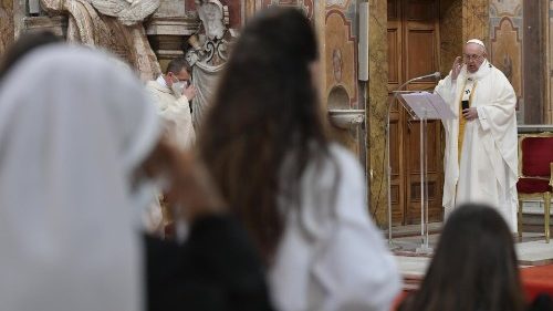 Regina Coeli: "Que la Virgen María nos obtenga la gracia de ser misericordiosos"
