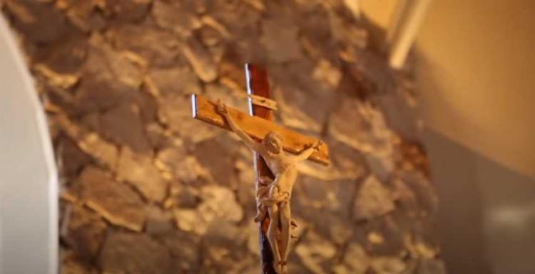 Rezan a un Cristo Crucificado tallado en Alemania por el fin de la pandemia