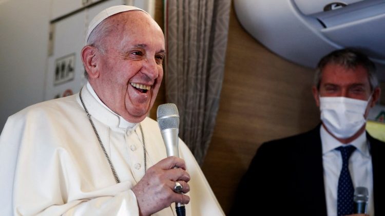 Rueda de prensa del Papa en el vuelo de regreso de Irak a Roma