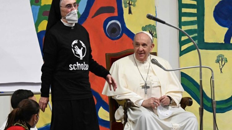 "Salgan al encuentro del otro, eviten fosilizarse", pidió el Papa a los jóvenes