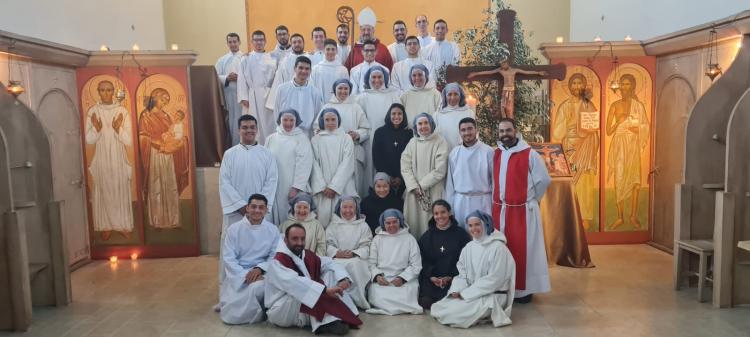 Seminaristas de San Luis celebran la Exaltación de la Cruz en un monasterio