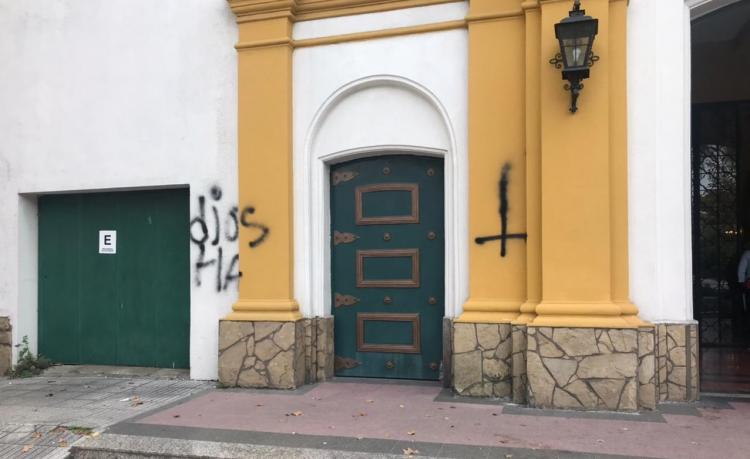 Templo de los agustinos recoletos en Rosario sufre pintadas ofensivas