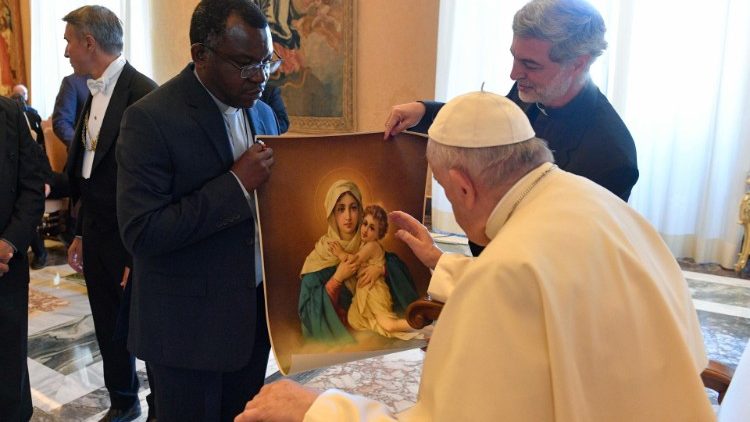 "A menudo vemos que la naturaleza de la familia es atacada", lamentó el Papa