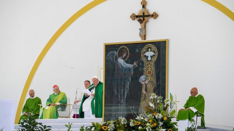 Afrontar el reto del Evangelio respetando la Constitución, exhortó el Papa en Trieste