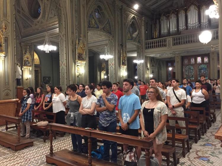 Alegría, comunión y sinodalidad en la misa arquidiocesana de jóvenes en La Plata