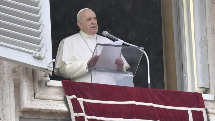 El Papa, en el Ángelus: "Ábrete a las sorpresas de la vida y no te rindas en las crisis"