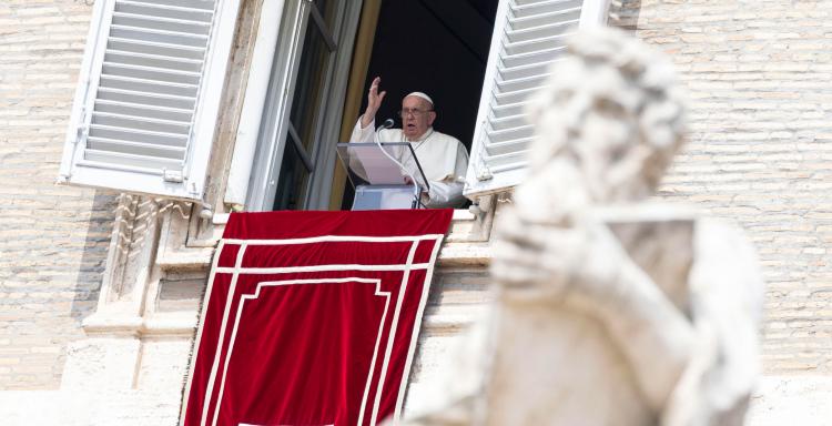 Ángelus de Francisco: 'Jesús enseña el amor, quien ama vive, quien odia muere'